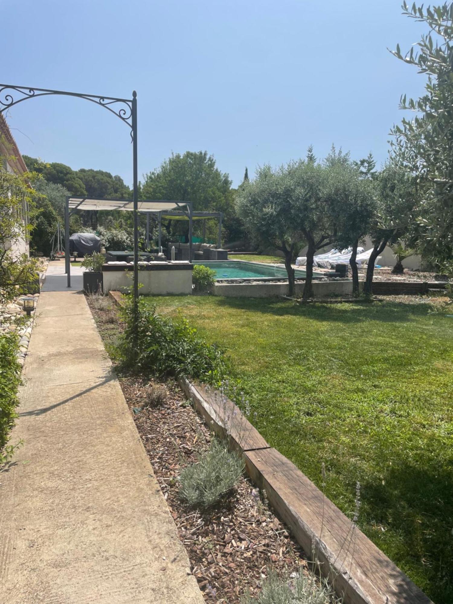 Villa Le Luberon Merindol Bagian luar foto